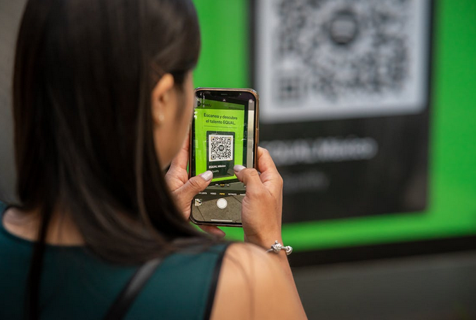 scanning qr code